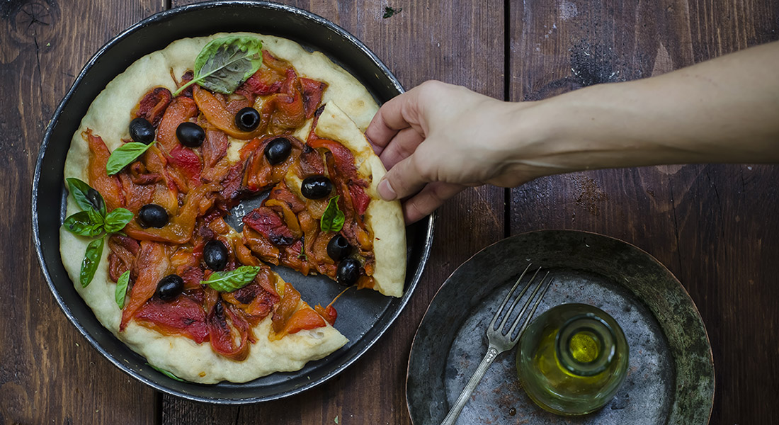 Pizza con peperoni e olive: la ricetta