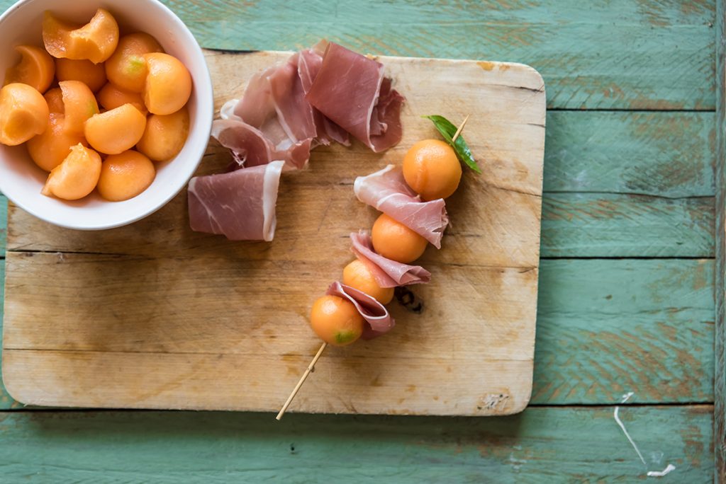 preparare spiedini di prosciutto melone 1