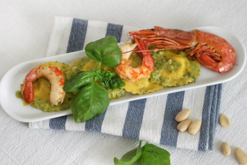 ricette con zucchine, ravioli con pesto di zucchine