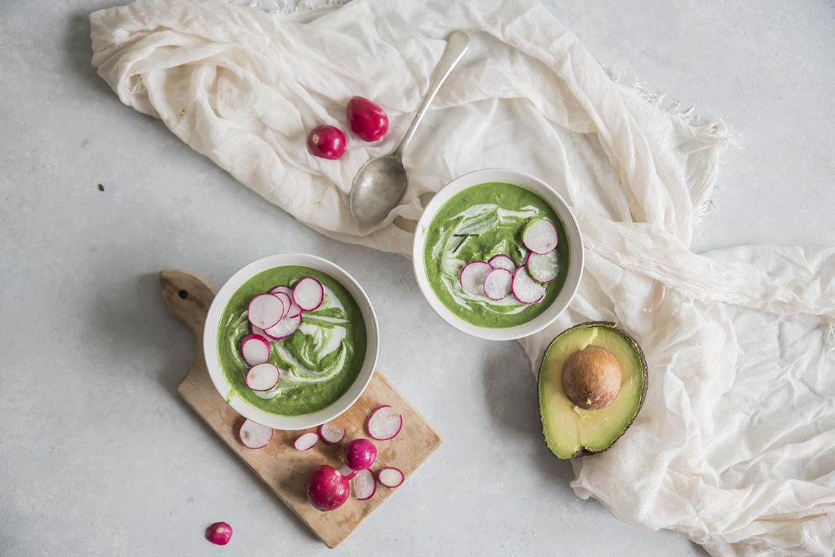 ricette detox, zuppa di avocado, spinaci e ravanelli croccanti