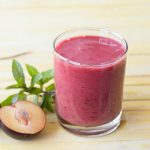 smoothie alle prugne, una bevanda depurativa