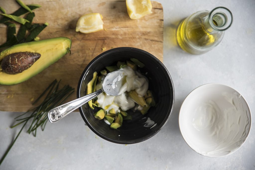 Crostini con crema avocado e germogli