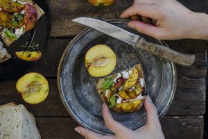 Bruschetta con caprino, pesche grigliate e riduzione di aceto balsamico