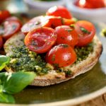 ricetta bruschette con pesto e pomodorini