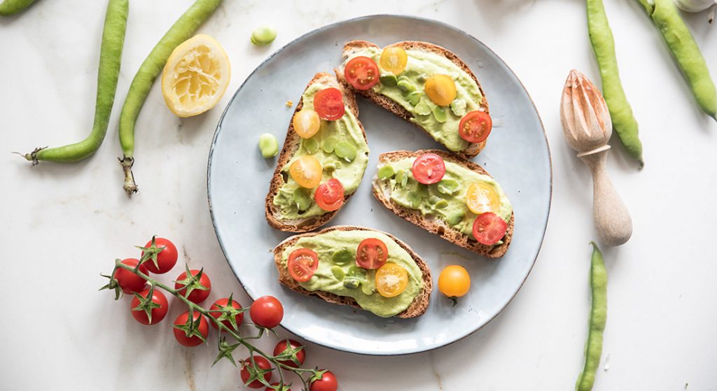 bruschette con hummus di fave