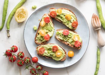 bruschette con hummus di fave