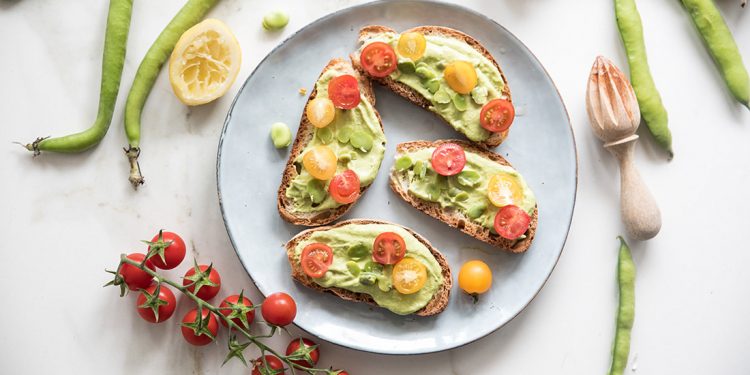 bruschette con hummus di fave