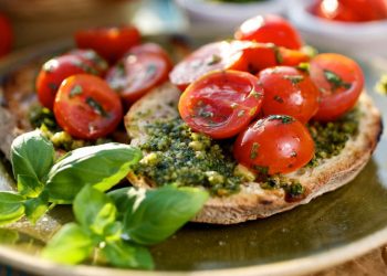 bruschette con pesto e pomodorini