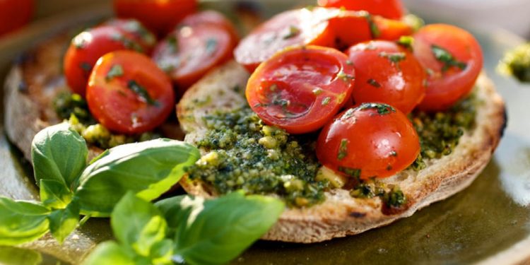 bruschette con pesto e pomodorini