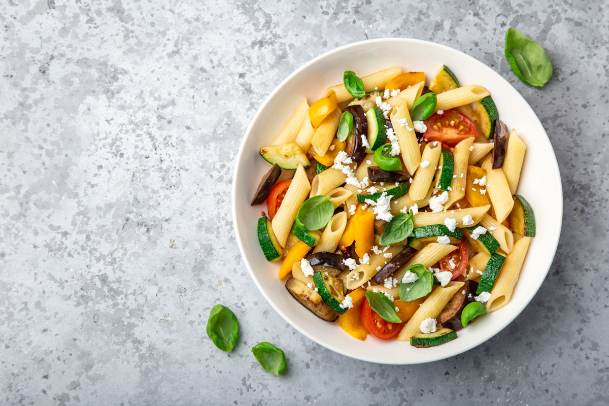 pasta integrale con zucchine e pomodorini
