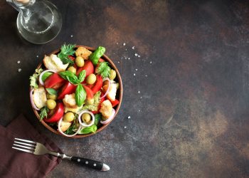 ricette con pomodorini, insalata con crostini e pomodorini ripieni