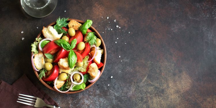 ricette con pomodorini, insalata con crostini e pomodorini ripieni