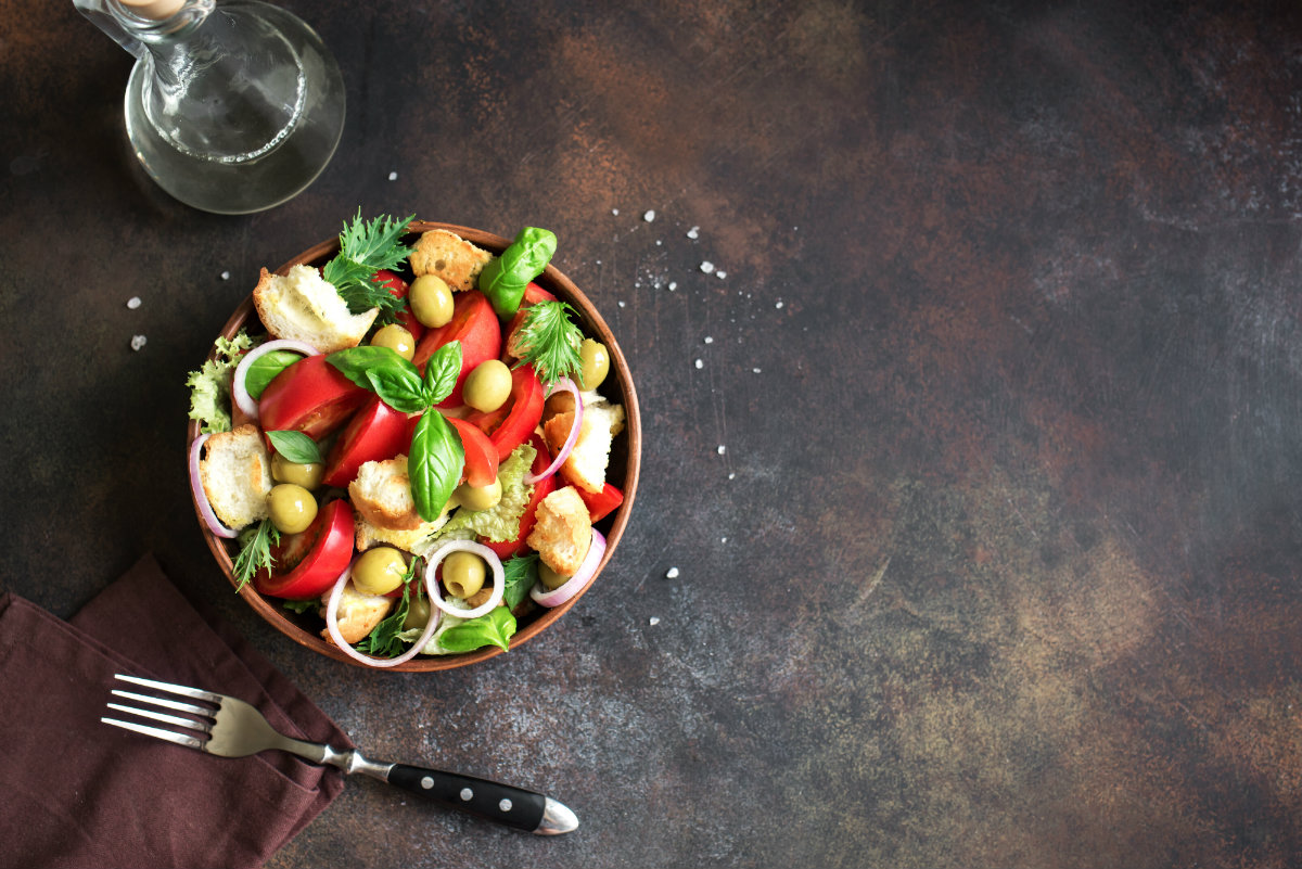 ricette con pomodori insalata con crostini e pomodorini ripieni