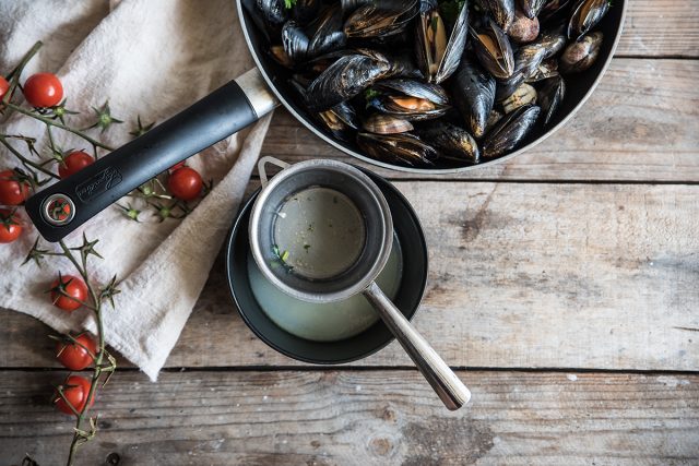 zuppa di pesce, filtra il liquido