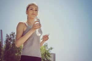 Come bere più acqua: i consigli per idratarsi di più e meglio