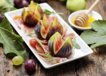 piatto rettangolare con fichi tagliati e prosciutto