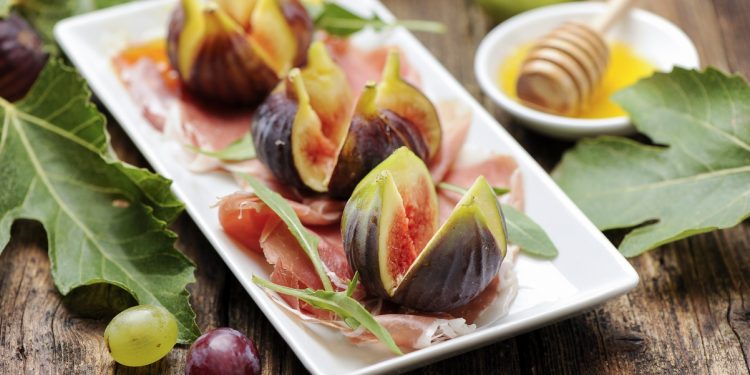 piatto rettangolare con fichi tagliati e prosciutto
