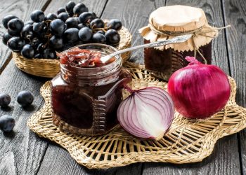 un barattolo di marmellata di cipolle