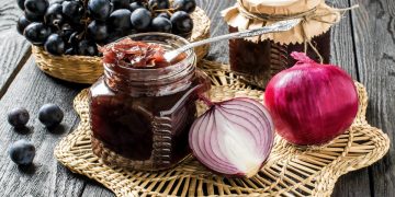 un barattolo di marmellata di cipolle