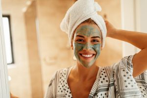 Maschera all’argilla verde: i benefici per pelle e capelli e la ricetta fai da te