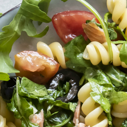 Insalata di pasta con salmone, rucola, pomodorini, olive ...