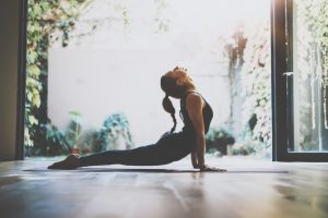 Saluto al Sole: che cos’è, come farlo (guida illustrata) e perché fa bene alla salute