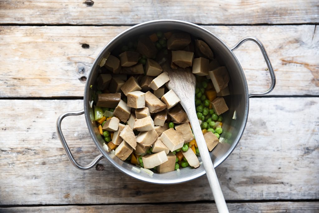 spezzatino di seitan con piselli, aggiungi il seitan