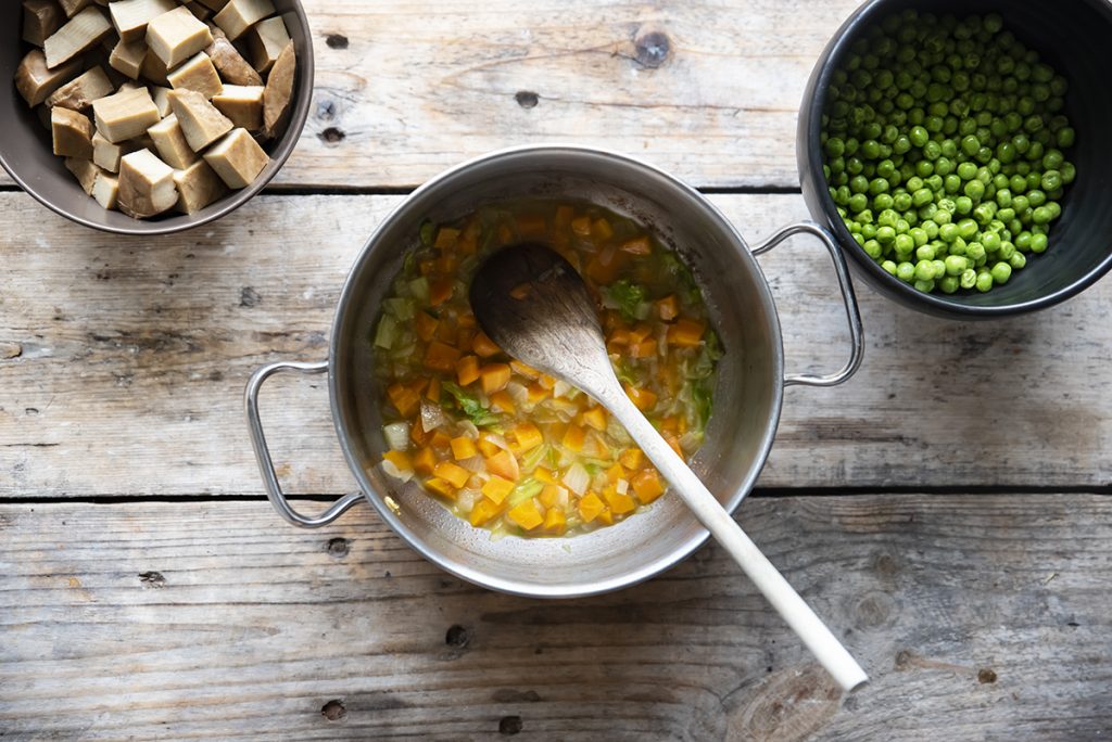 spezzatino di seitan con verdure, cuoci le verdure