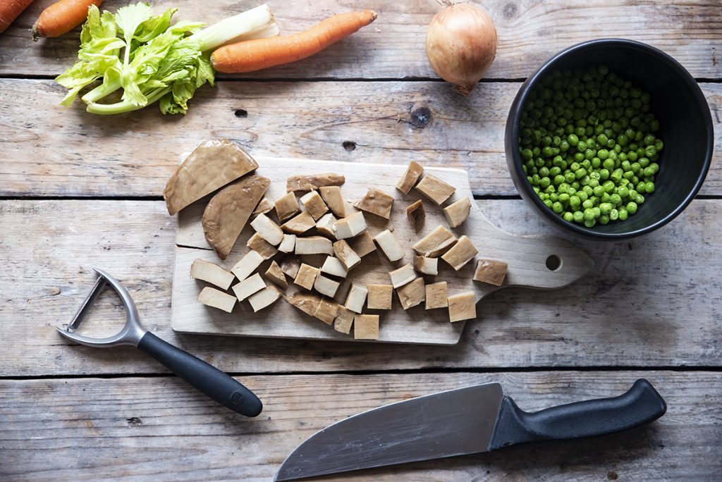 spezzatino di seitan con piselli taglia il seitan