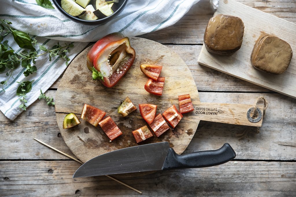 spiedini con seitan e verdure, taglia i peperoni