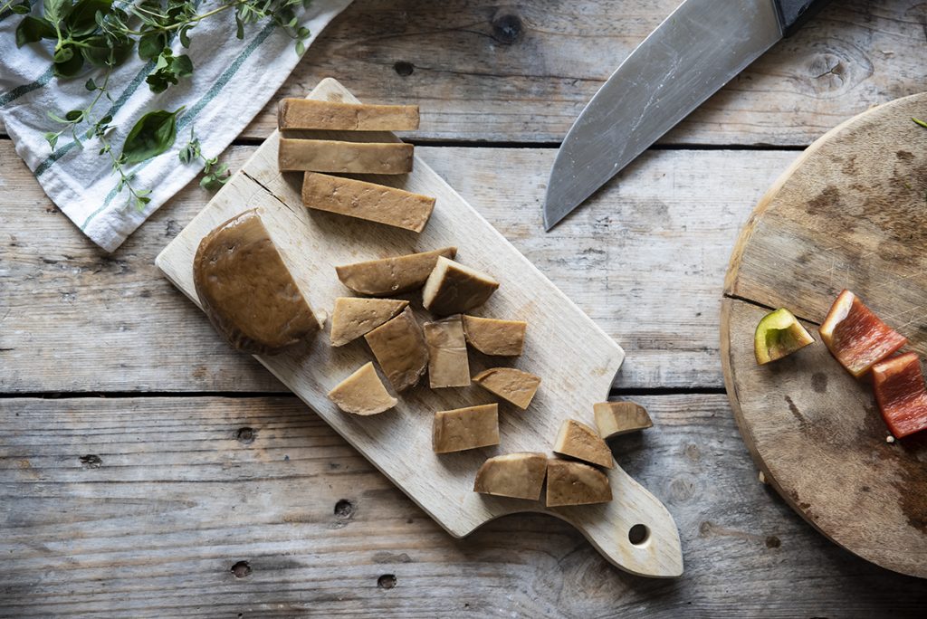 spiedini con seitan e verdure, taglia il seitan