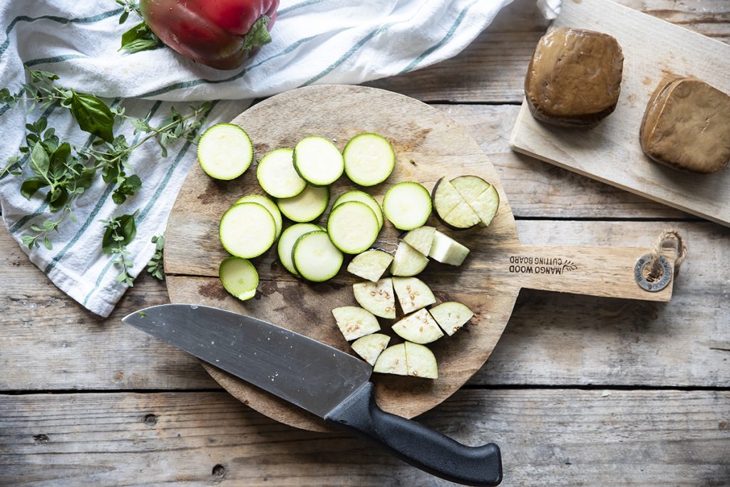 spiedini con seitan e verdure taglia le zucchine