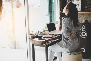 Perché stare seduti tutto il giorno fa male: danni, soluzioni e esercizi