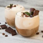 due bicchieri con Parfait al cappuccino e scaglie di cioccolato