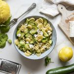 Pasta con limone, zucchine e feta