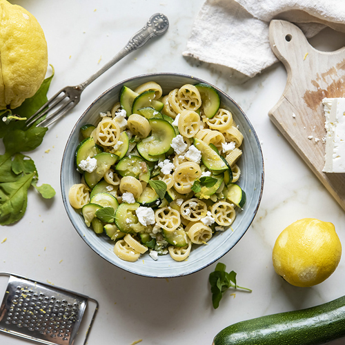 Pasta con limone, zucchine e feta