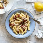 Pasta fredda con pomodori secchi, cannellini e limone