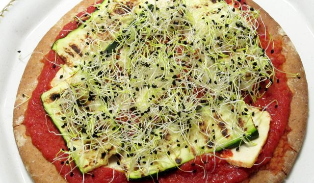 Pizza-zucchine-grigliate-germogli-porro