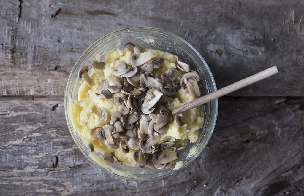 Ricetta gateau patate e funghi impasto 1