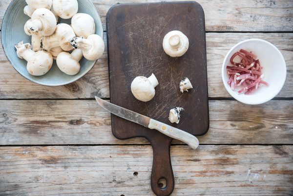 insalata di riso autunnale, taglia i funghi