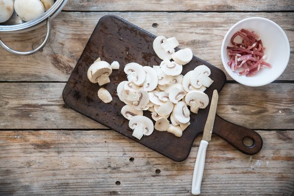 insalata di riso autunnale, taglia i funghi a fettine