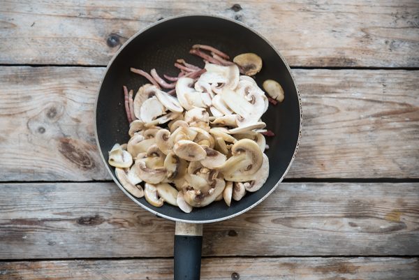 insalata di riso autunnale, cuoci funghi e speck