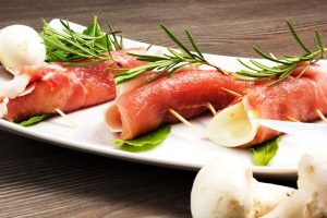 Involtini di bresaola con carpaccio di funghi