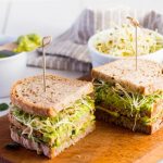 panino zucchine guacamole e germogli di fieno greco