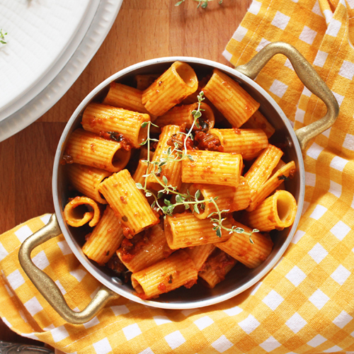 Pasta al ragù vegetale con olive e capperi