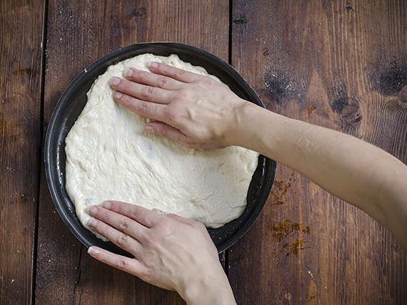 pizza margherita stendi impasto sulla teglia