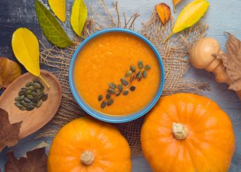 due zucche e una ciotola con passata di zucca
