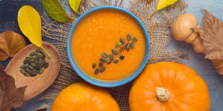 due zucche e una ciotola con passata di zucca