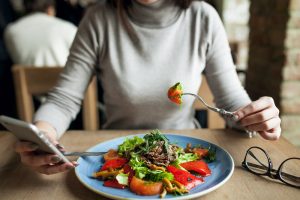 Come aumentare il senso di sazietà a dieta: consigli e  cibi che riempiono di più