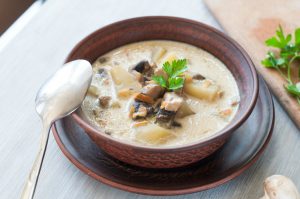 Zuppa di patate e funghi